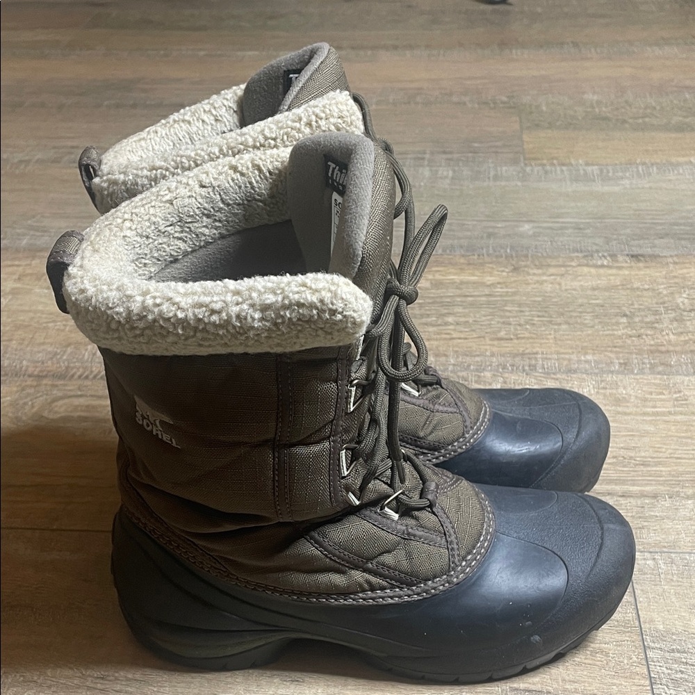 SOREL Women's Cumberland Black &Green Boot Women's 9.5